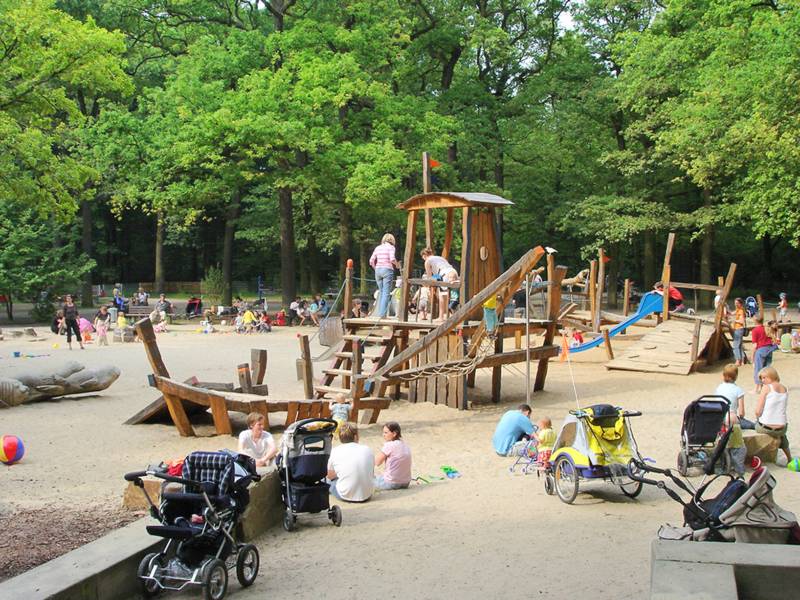 Ein belebter Spielplatz im Wald